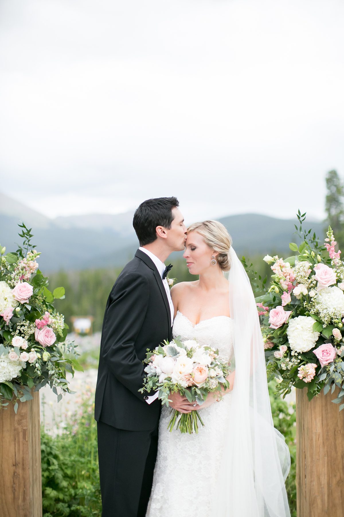 classic-and-romantic-ten-mile-station-breckenridge-wedding-amy-caroline-photography_0038