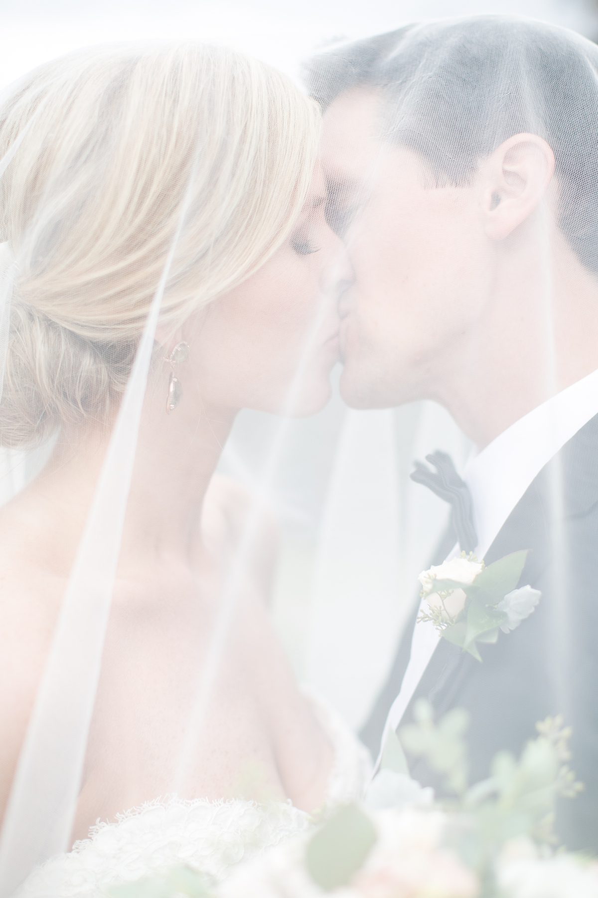 classic-and-romantic-ten-mile-station-breckenridge-wedding-amy-caroline-photography_0042